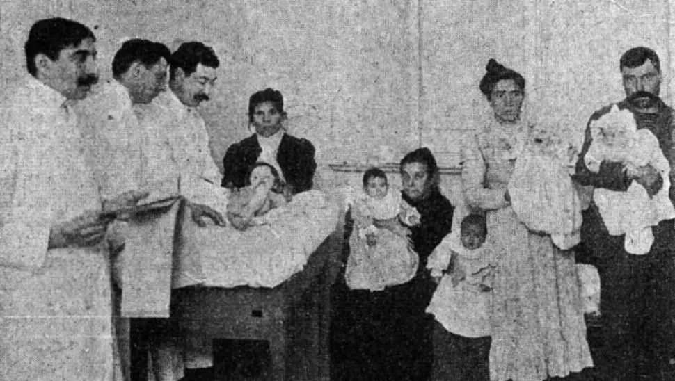 GREGORIO ARÁOZ ALFARO. El destacado tucumano fotografiado mientras revisa a un niño en el hospital. 