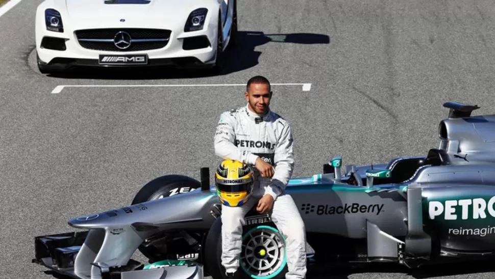 SIGUE. Lewis Hamilton renovó contrato por una cifra millonaria. FOTO EJE CENTRAL 