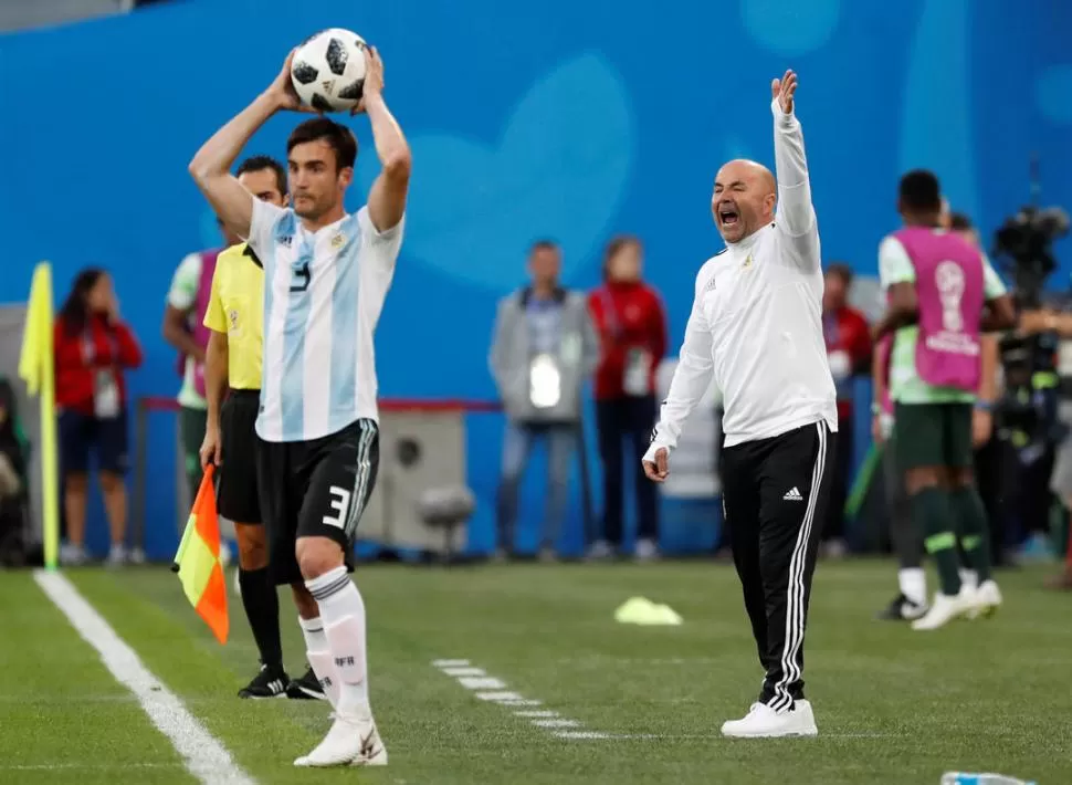 ALEGRIA. Jorge Sampaoli resaltó el abrazo que Messi le dio al final del partido. reuters