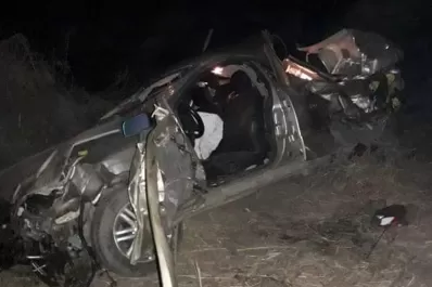 Dos jóvenes murieron luego de que su auto chocara contra un camión con caña