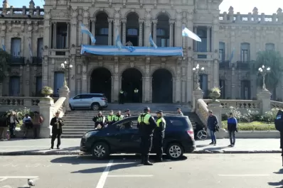 Tres personas fueron aprehendidas porque habrían estafado con billetes de U$S 100 falsos