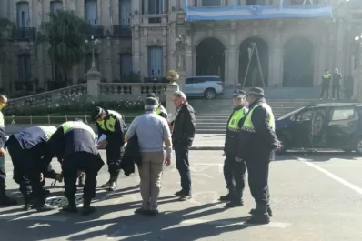Vieron a la Policía y arrojaron miles de dólares al piso, afuera de la Casa de Gobierno