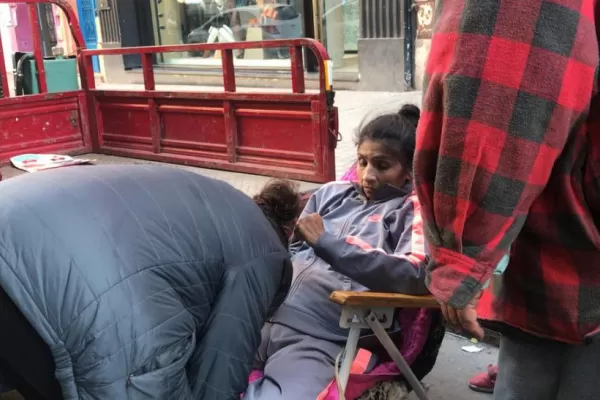 La mujer del motocarro: no es lo mismo un beneficiario de planes porteño y uno tucumano