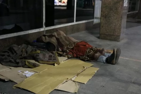 En la Anses, hay quienes pasan hasta 20 horas en la calle haciendo fila para vender un turno