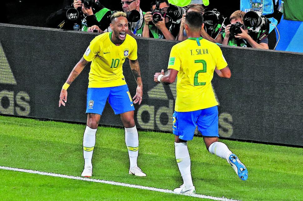 FESTEJO BRASILEÑO. Neymar y Thiago Silva celebran el segundo tanto de la “Canarinha”, que ahora se medirá con México. reuters