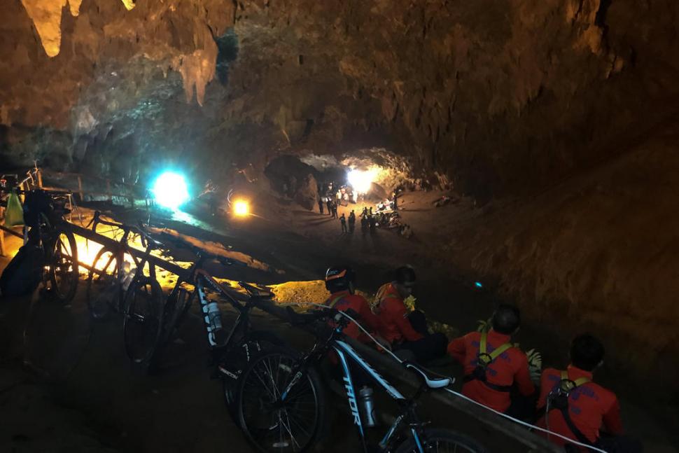 RASTROS. En la entrada de la cueva Tham Luang Nang Non quedaron las bicis de los chicos y la moto del profesor. fotos reuters