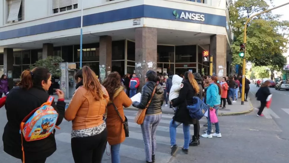 EL MARTES. Diez personas cortaron el tránsito en la esquina de la Anses. LG PLAY