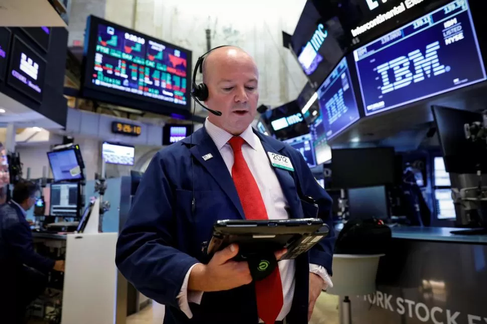 EN WALL STREET. La Bolsa de Nueva York sintió el “efecto Trump”. Las acciones tecnológicas cayeron 1,5%, mientras que el Dow Jones perdió 0,68%. Reuters