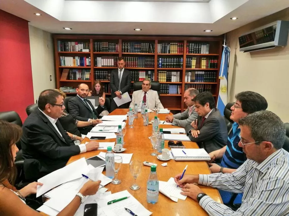 ÓRGANO DE PRESELECCIÓN DE JUECES. Estofán (cabecera), consejeros y secretarios en una sesión de 2018. prensa cam - foto de ricardo silva