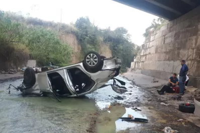 Una mujer cayó con su auto al canal que pasa por debajo de la diagonal a Tafí Viejo