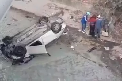 Milagro en Tafí Viejo: así fue el rescate de la mujer que cayó al canal con su auto