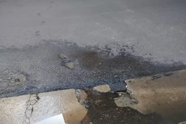 Brota agua desde hace dos semanas en Marcos Paz al 600