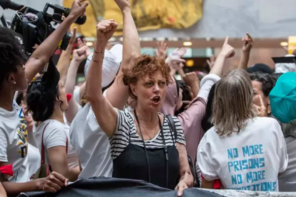 La actriz Susan Sarandon fue detenida en una protesta en contra de Donald Trump