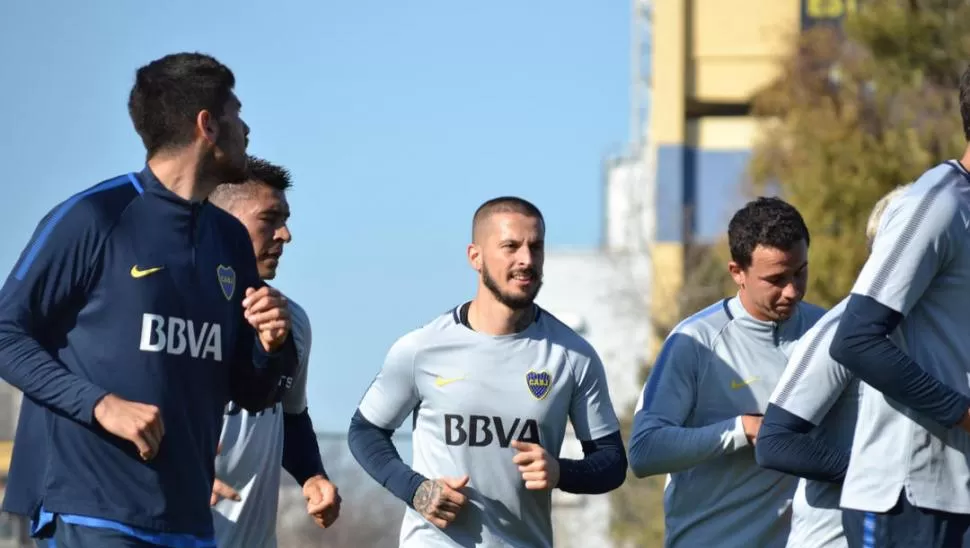 ALEGRÍA. Darío Benedetto -centro- se recuperó de la lesión en la rodilla. twitter @BocaJrsOficial