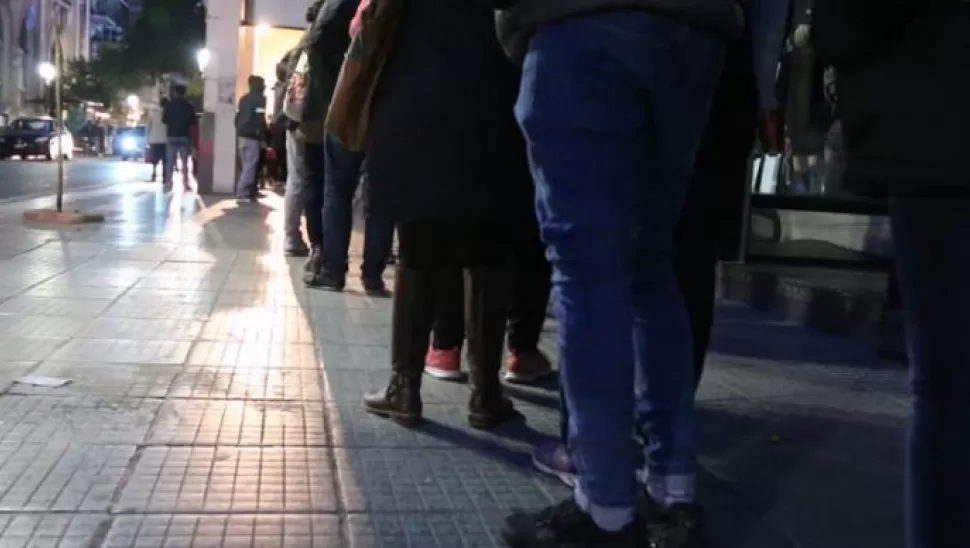 UNA ODISEA. Decenas de personas hacen fila desde las primeras horas del día en Córdoba y 25 de Mayo. lg play