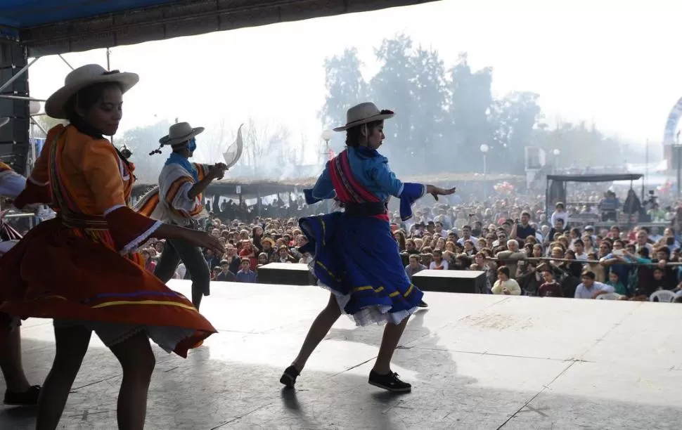 BALLETS. Artistas bailan sobre el escenario principal de la Feria. LA GACETA / FOTO DE OSVALDO RIPOLL (ARCHIVO).