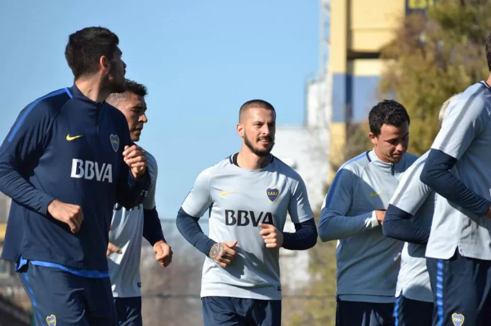 ALEGRÍA. Darío Benedetto -centro- se recuperó de la lesión en la rodilla. twitter @BocaJrsOficial