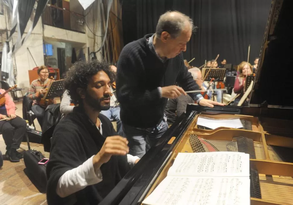 TCHAIKOVSKY. Nima Sarkechik ultima detalles de la partitura de piano junto a Roberto Buffo. LA GACETA / FOTO DE ANTONIO FERRONI.