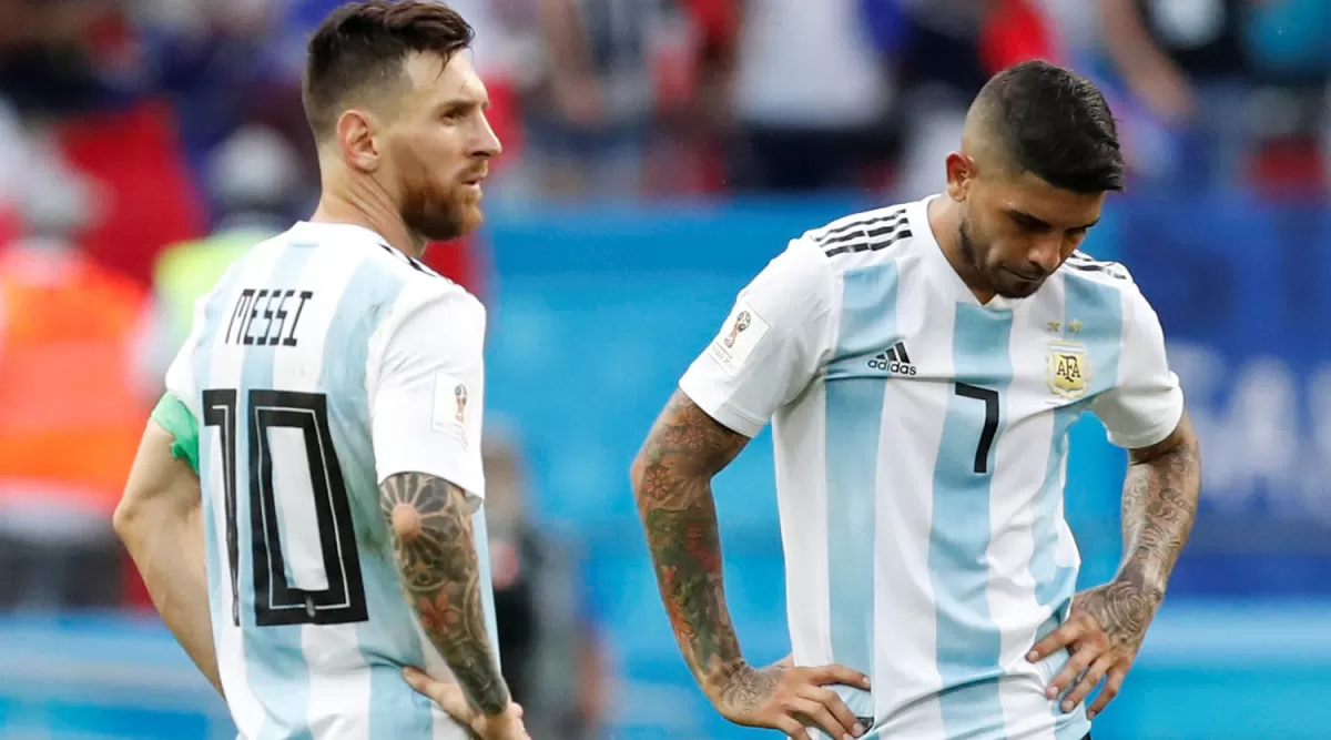 TRISTEZA. Messi y Banega no le encontraron explicación a la eliminación argentina. REUTERS