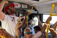 Cantos y mucha fe, los hinchas argentinos calientan la previa del partido ante Francia