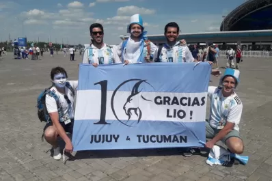 Un grupo de hinchas tucumanos fue el primero en llegar al Kazán Arena
