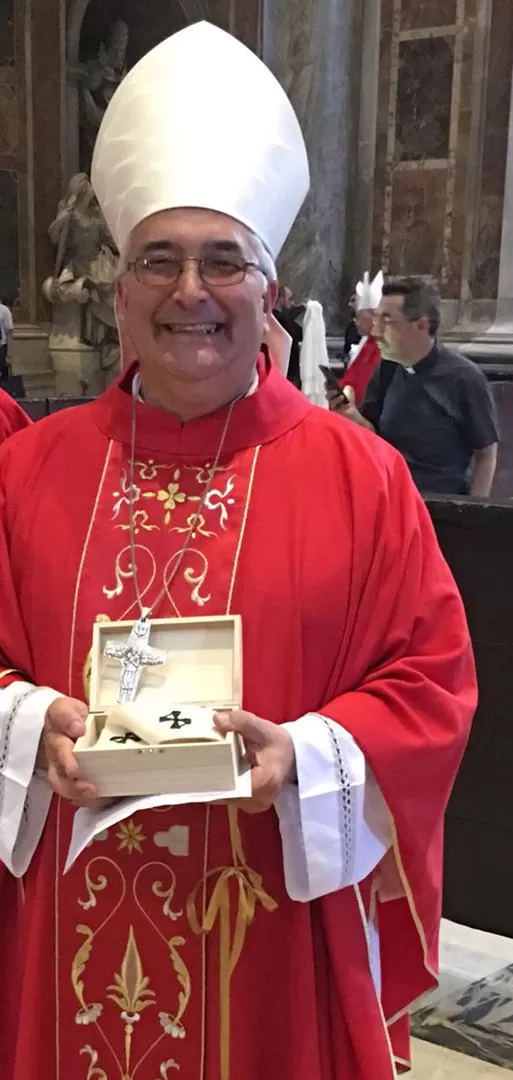 FELIZ. Monseñor Carlos Sánchez muestra el palio entregado por el Papa. 