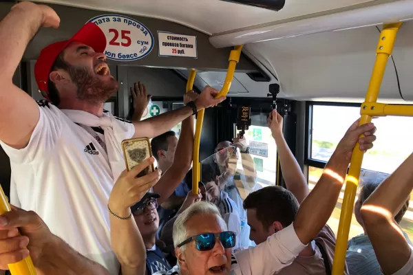 Cantos y mucha fe, los hinchas argentinos calientan la previa del partido ante Francia