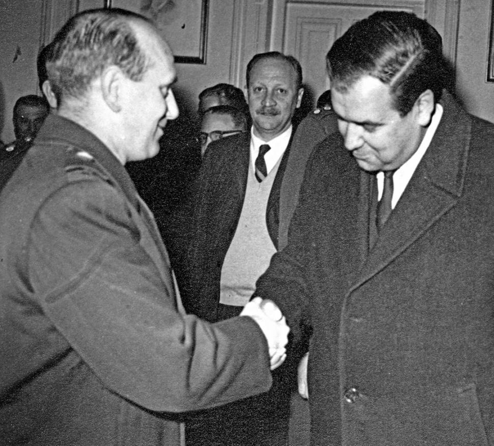 ENTREGA DEL GOBIERNO. El general Delfor Otero estrecha la mano del gobernador interino, doctor Julio Romano Norri, luego de que este acepta “la situación de hecho”