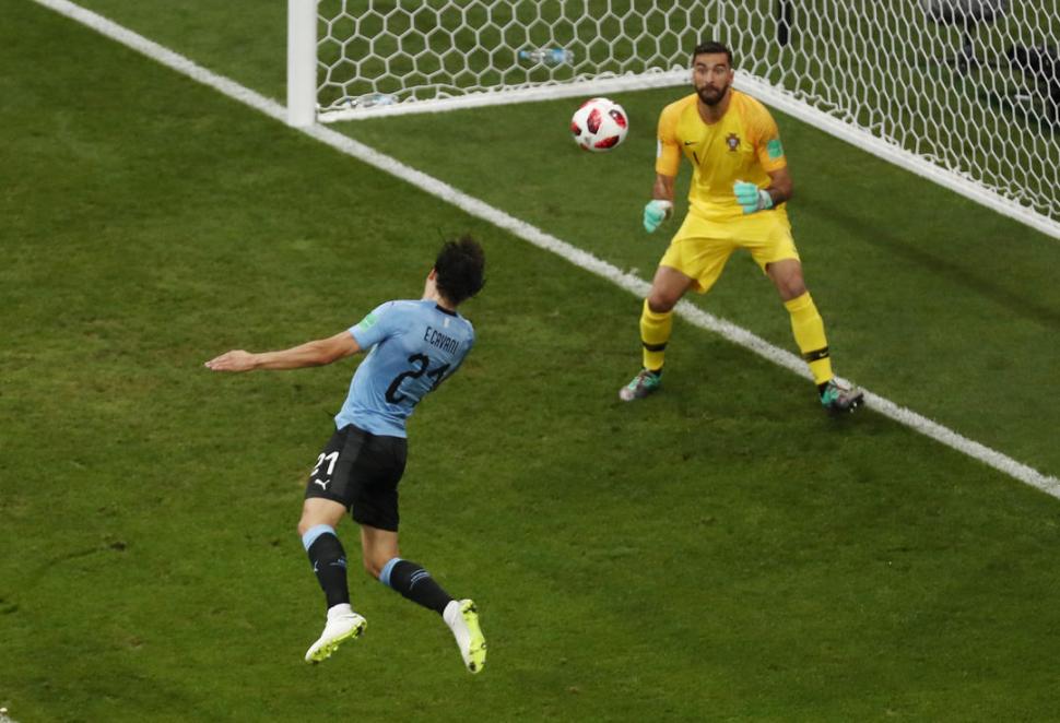 ABRIÓ EL CAMINO DEL ÉXITO. El “Matador” Edinson Cavani ya sacó el preciso cabezazo para anotar el primer gol uruguayo. reuters