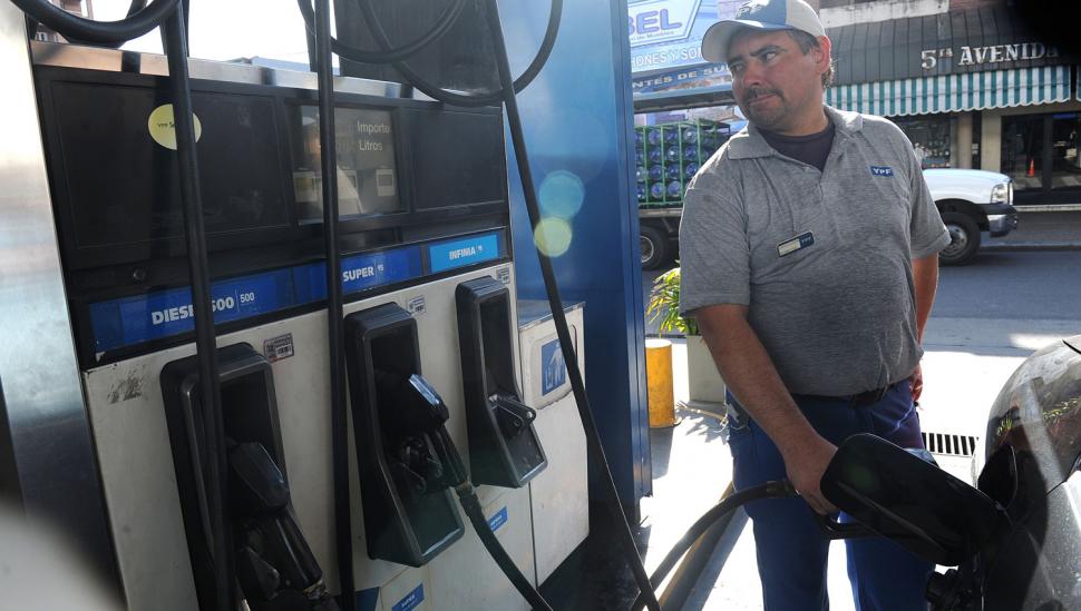 El precio de las naftas podría subir mañana un 5%