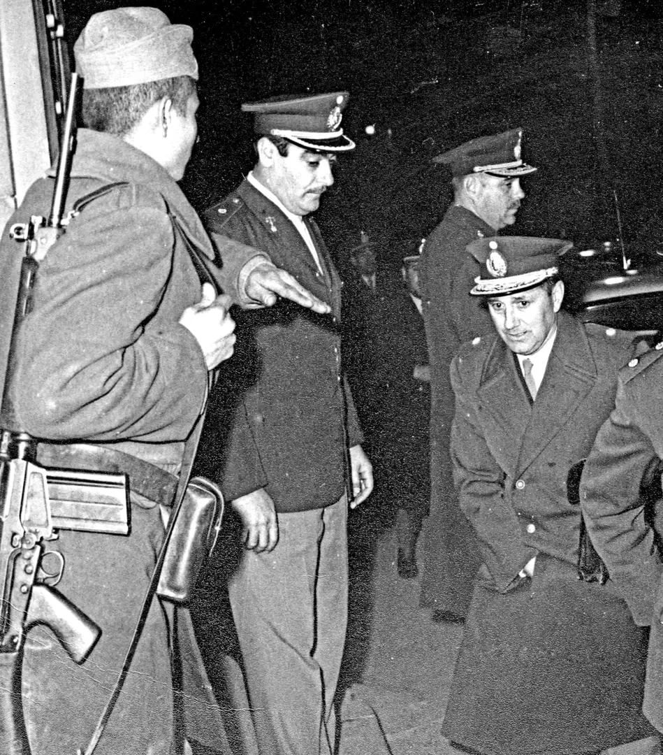 ARRIBO DEL COMANDANTE. A la madrugada del 28 de junio de 1966, el comandante de la Quinta Brigada ingresa en laCasa de Gobierno, ya custodiada por el Ejército 