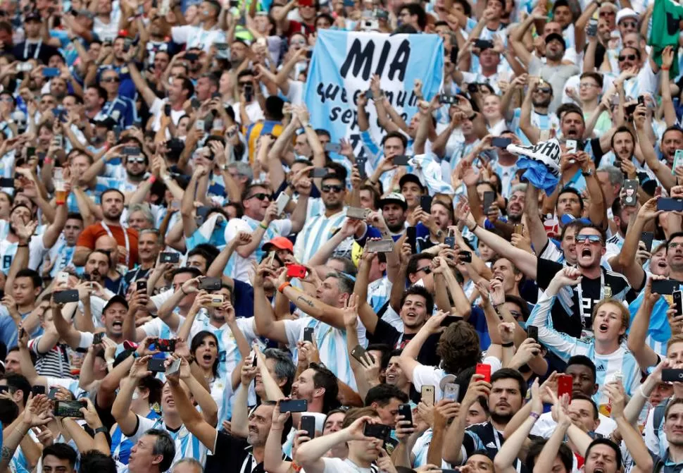 LA MAREA CELESTE Y BLANCA. Miles de argentinos estuvieron en cada una de las presentaciones del equipo nacional. reuters