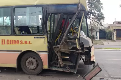 Dos colectivos chocaron en avenida Mate de Luna al 2.700