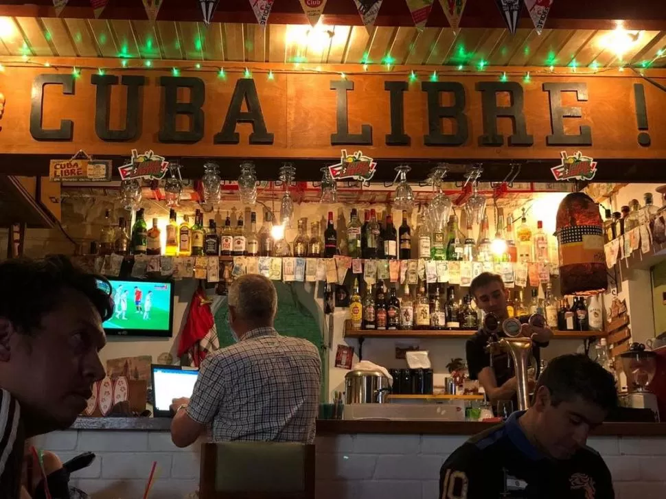 NO SOLO HAY RON. En Cuba Libre, la cerveza es de las más tomadas por los propios rusos que festejaron el triunfo de ayer. la gaceta / fotos de leo noli (especial para la gaceta)