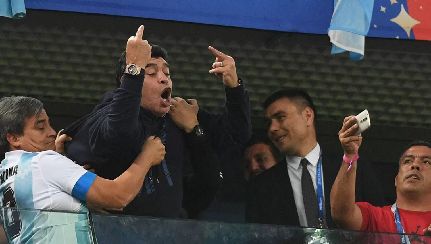 Maradona, durante el festejo del segundo gol de la Selección al combinado de Nigeria. FOTO TOMADA DE ELPAIS.COM