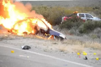 Arrojaron a una beba del auto antes de que se incendiara y le salvaron la vida