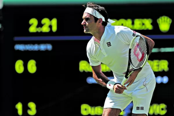 Federer debutó con un triunfo y ropa nueva