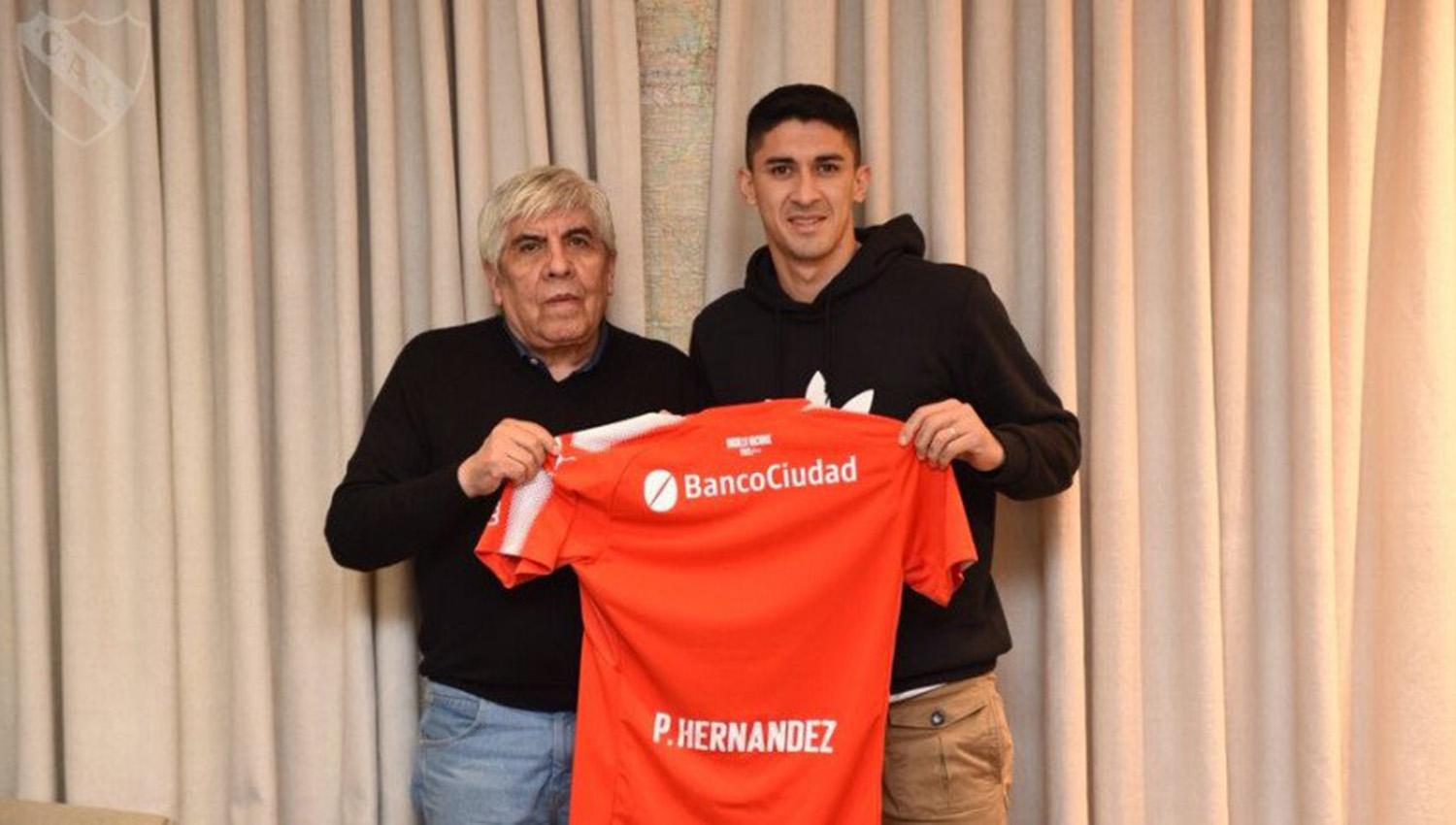 Hugo Moyano y Hernández, después e la firma del contrato del volante con el rojo.
FOTO TOMADA PRENSA CLUB ATLÉTICO INDEPENDIENTE