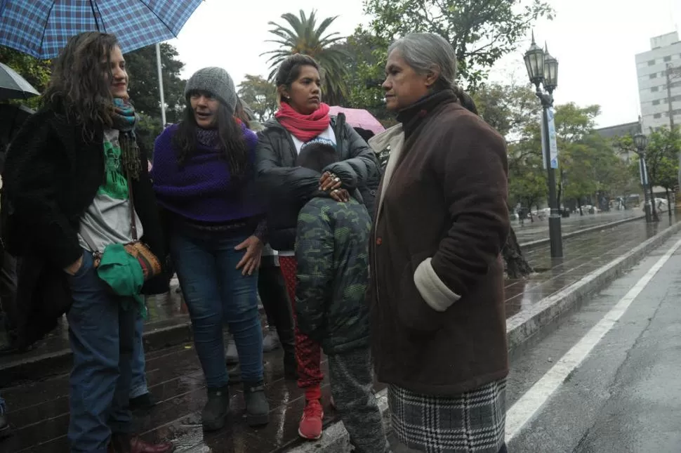 ESPERANDO NOVEDADES. Familiares de Facundo Ferreira, acompañados por sus defensores de Andhes, estuvieron en la plaza Independencia. la gaceta / foto de franco vera