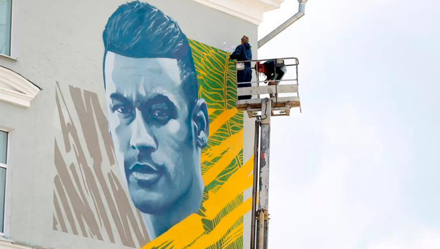LOS ÚLTIMOS DETALLES. El mural de Neymar en Kazán. (REUTERS LATAM)