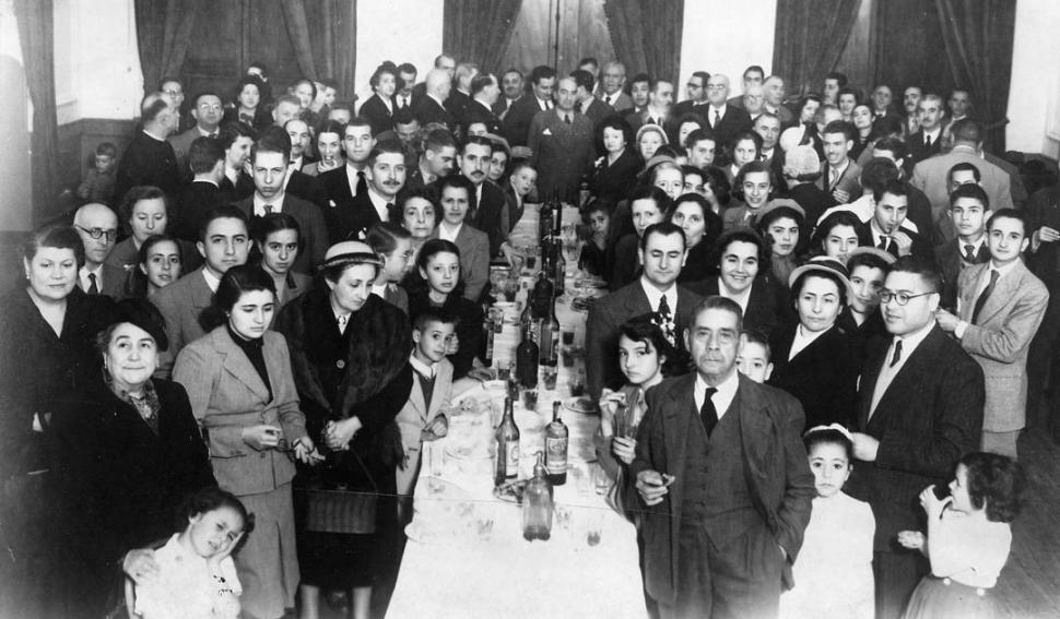 CENA DE 1952. Familias, representantes de la sociedad civil y religiosa en la sede de la Sociedad Francesa. la gaceta / archivo