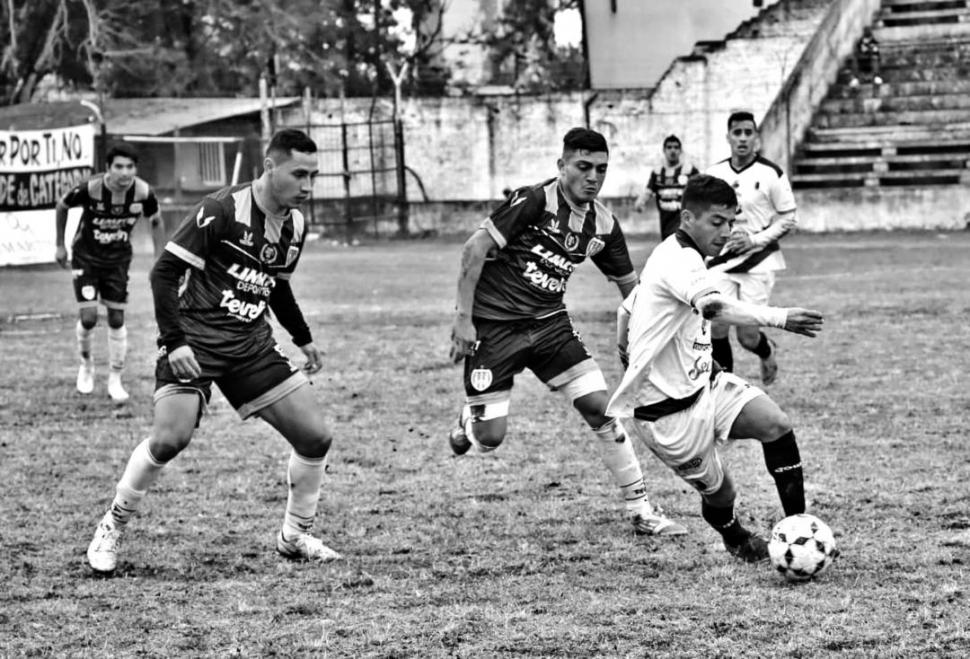 RODEADO. Herrera (Concepción FC) intenta superar a Mercado y a Diego Díaz. foto griselda lazarte cabrera