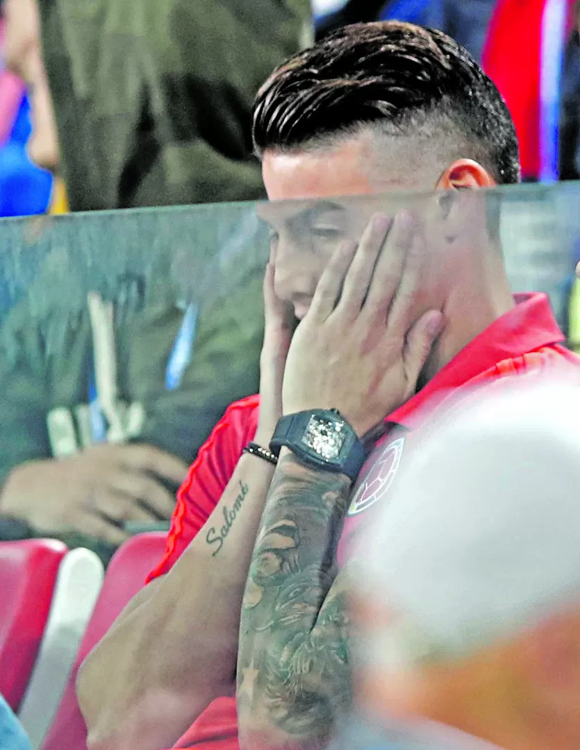 NO PUDO CONTENER EL LLANTO. James Rodríguez se retiró del estadio llorando por la eliminación de Colombia. Reuters