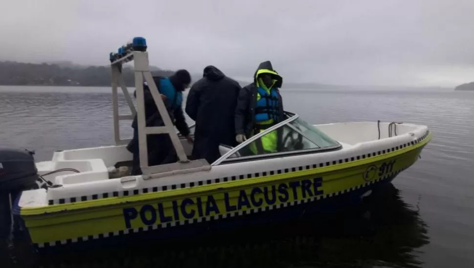EN PLENA TAREA. Los especialistas de la Policía Lacustre realizaron durante todo el día la búsqueda de los dos desaparecidos. POLICÍA DE TUCUMÁN