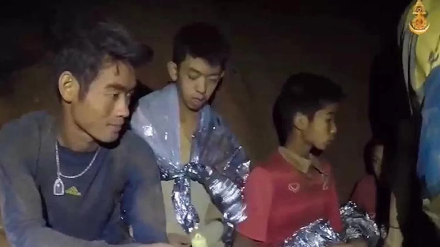 El entrenador y algunos de los niños atrapados en una cueva. FOTO TOMADA DE PRESSDIGITAL.