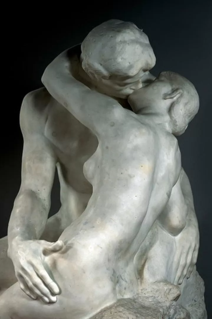 EL BESO. Escultura de mármol del artista francés Auguste Rodin. 