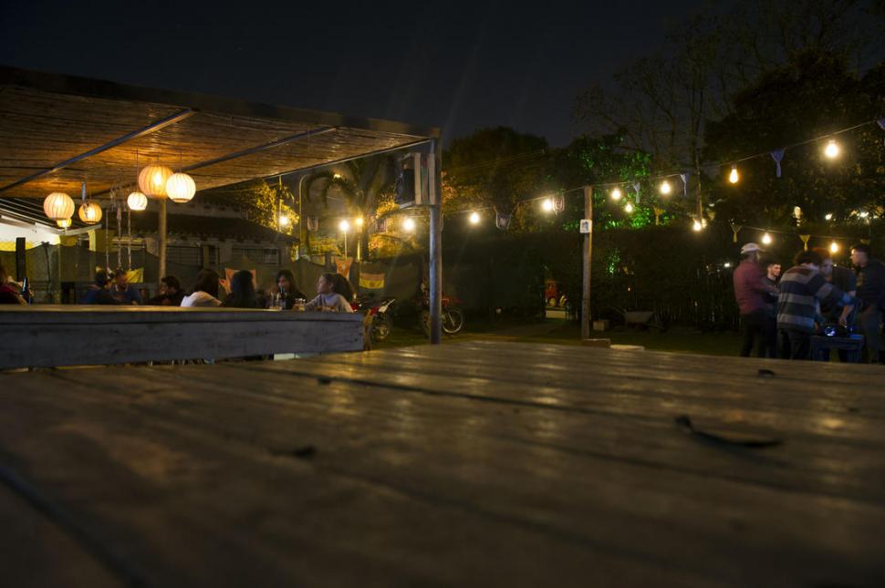 DE CAFÉ EN CAFÉ. Las avenidas Perón y Aconquija tienen un menú exquisito de bares, especiales para una reunión o para acompañar el postre después de la comida. la gaceta / FOTO DE DIEGO ARAOZ