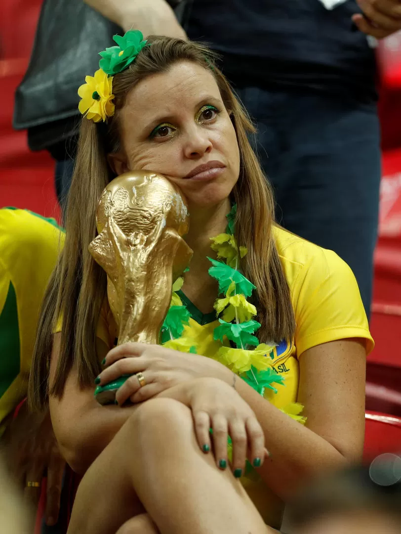 LA ALEGRÍA YA NO ES SÓLO BRASILERA. Una simpatizante de Brasil sufre la derrota. reuters