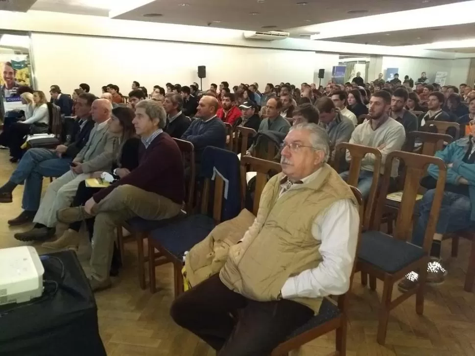 UNOS 250 ASISTENTES. Profesionales, asesores técnicos y productores escucharon las conclusiones de la Eeaoc sobre la campaña sojera 2018 en Tucumán. 