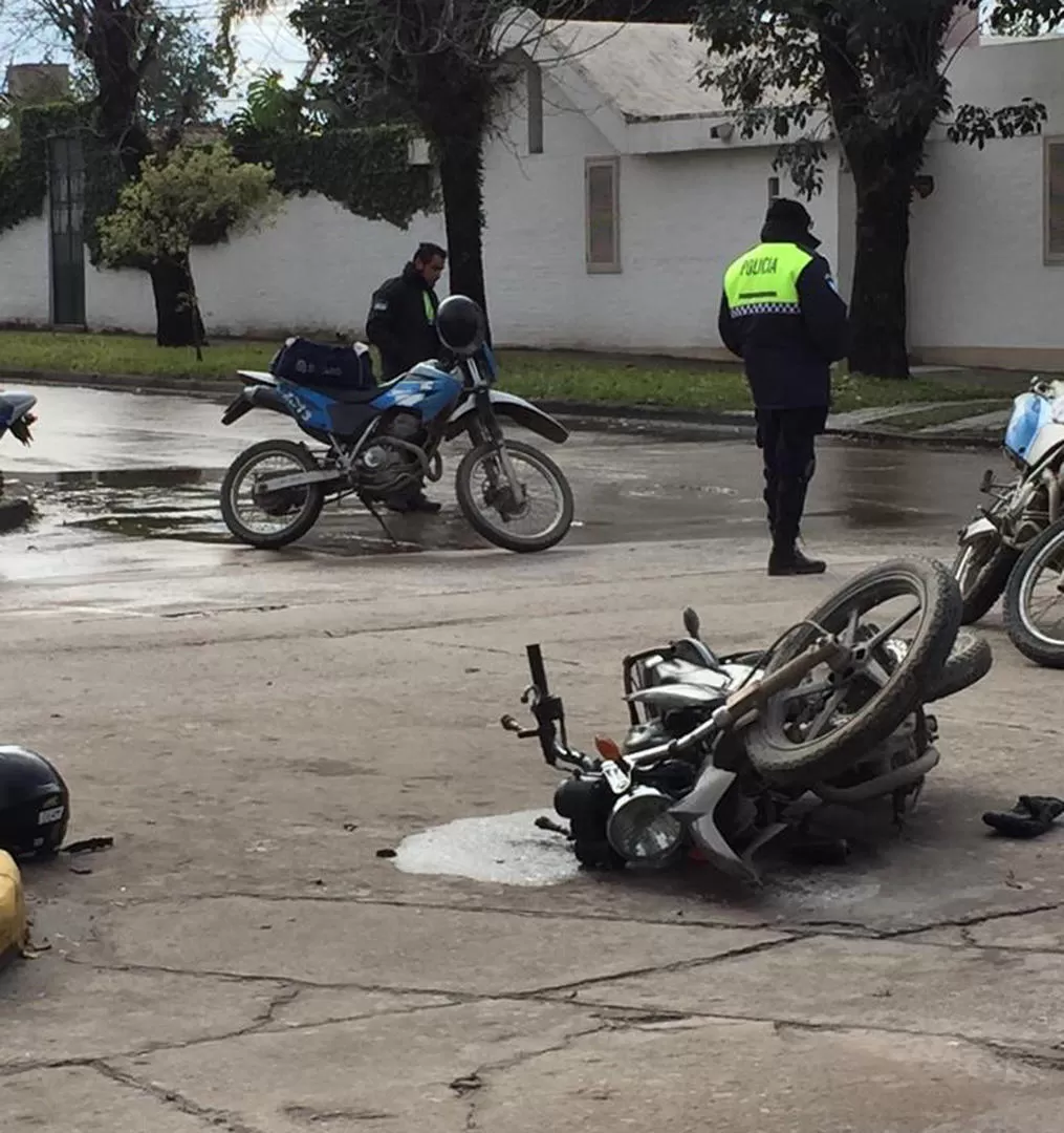 EN YERBA BUENA. Tras el choque, el conductor de la moto fue internado. 